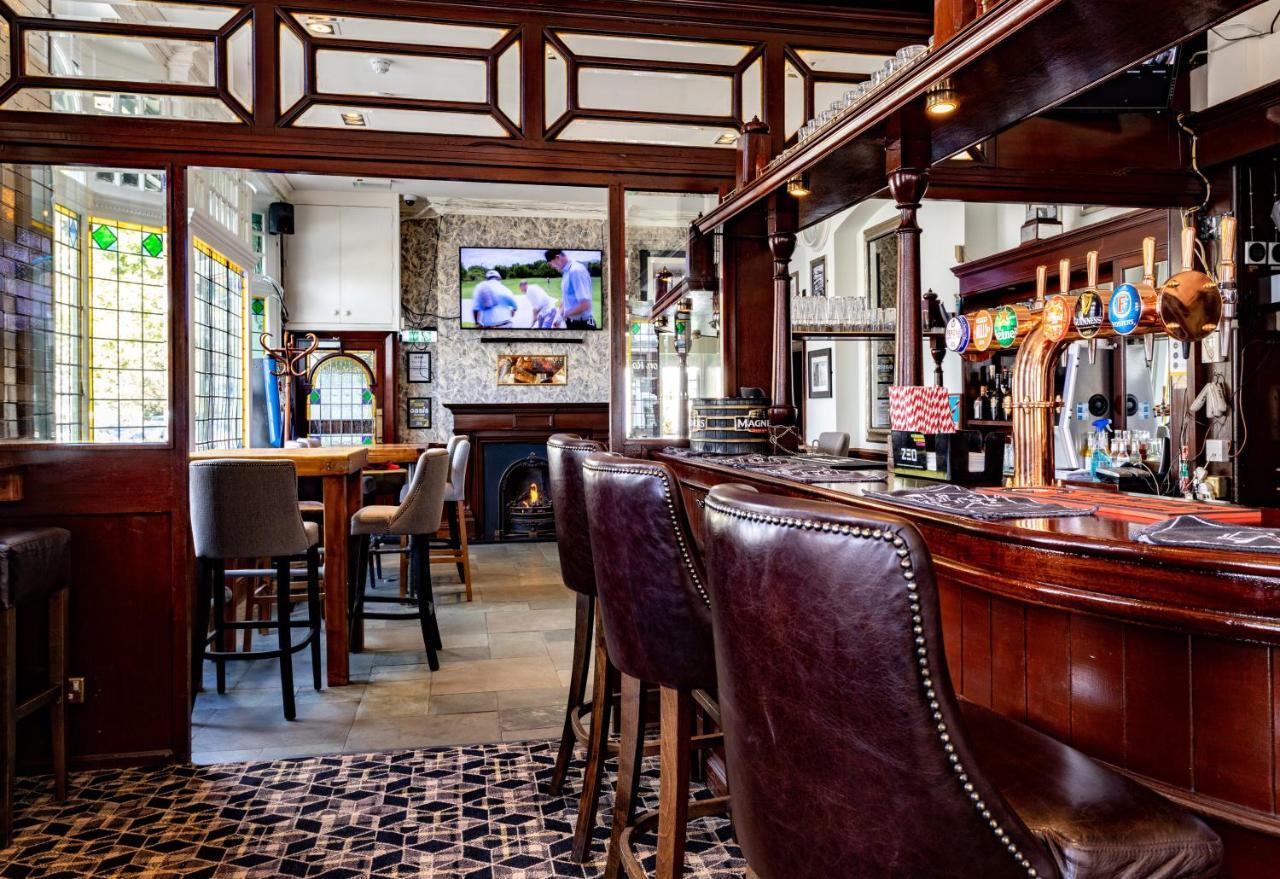 Black Lion Surbiton 외부 사진