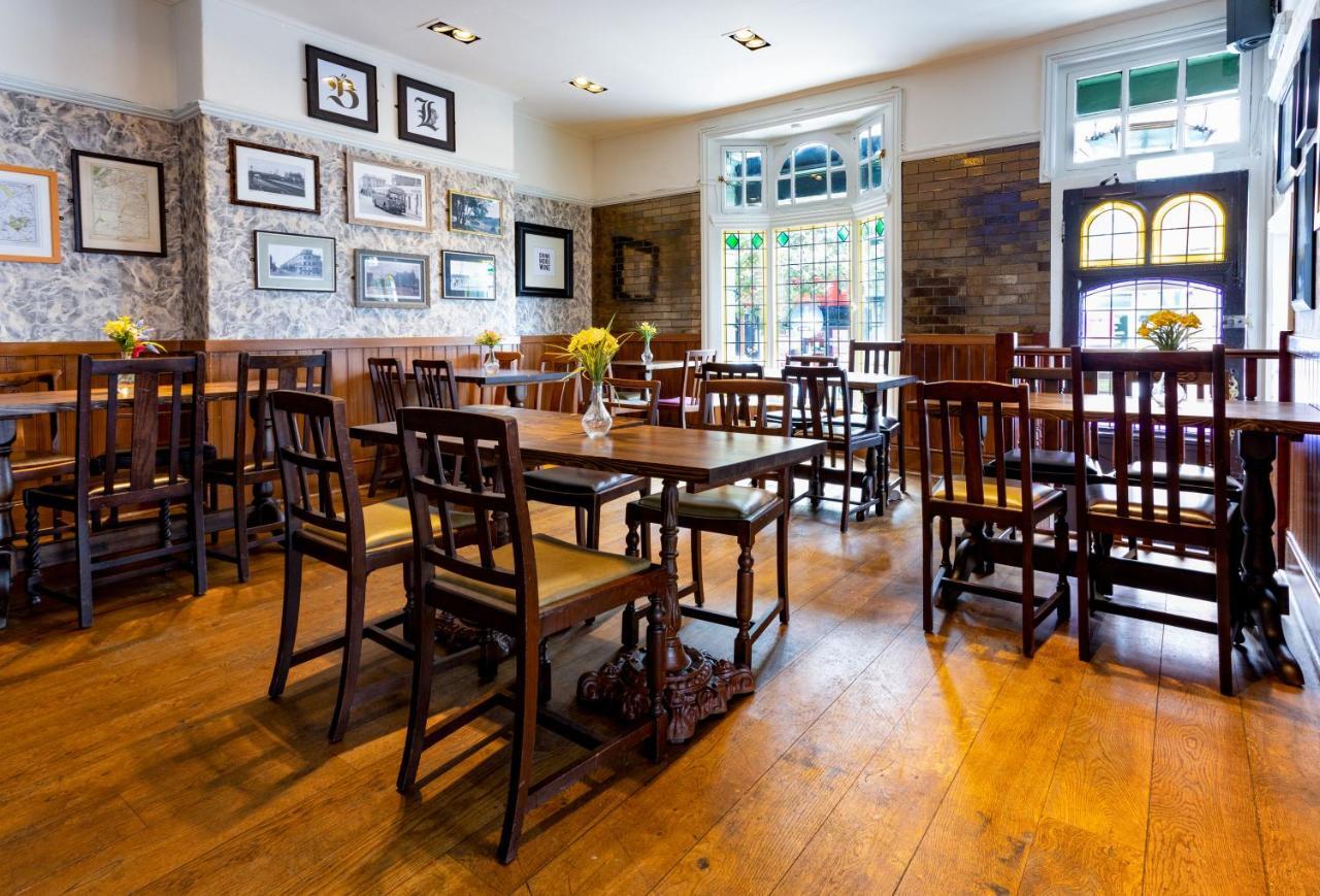 Black Lion Surbiton 외부 사진